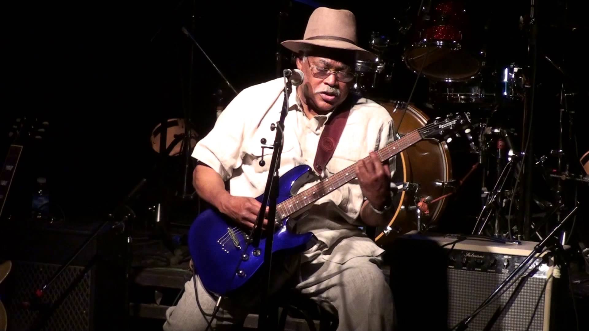 El cantante y guitarrista Jimmy Burns actuará esta noche, gratis, en Rosario.