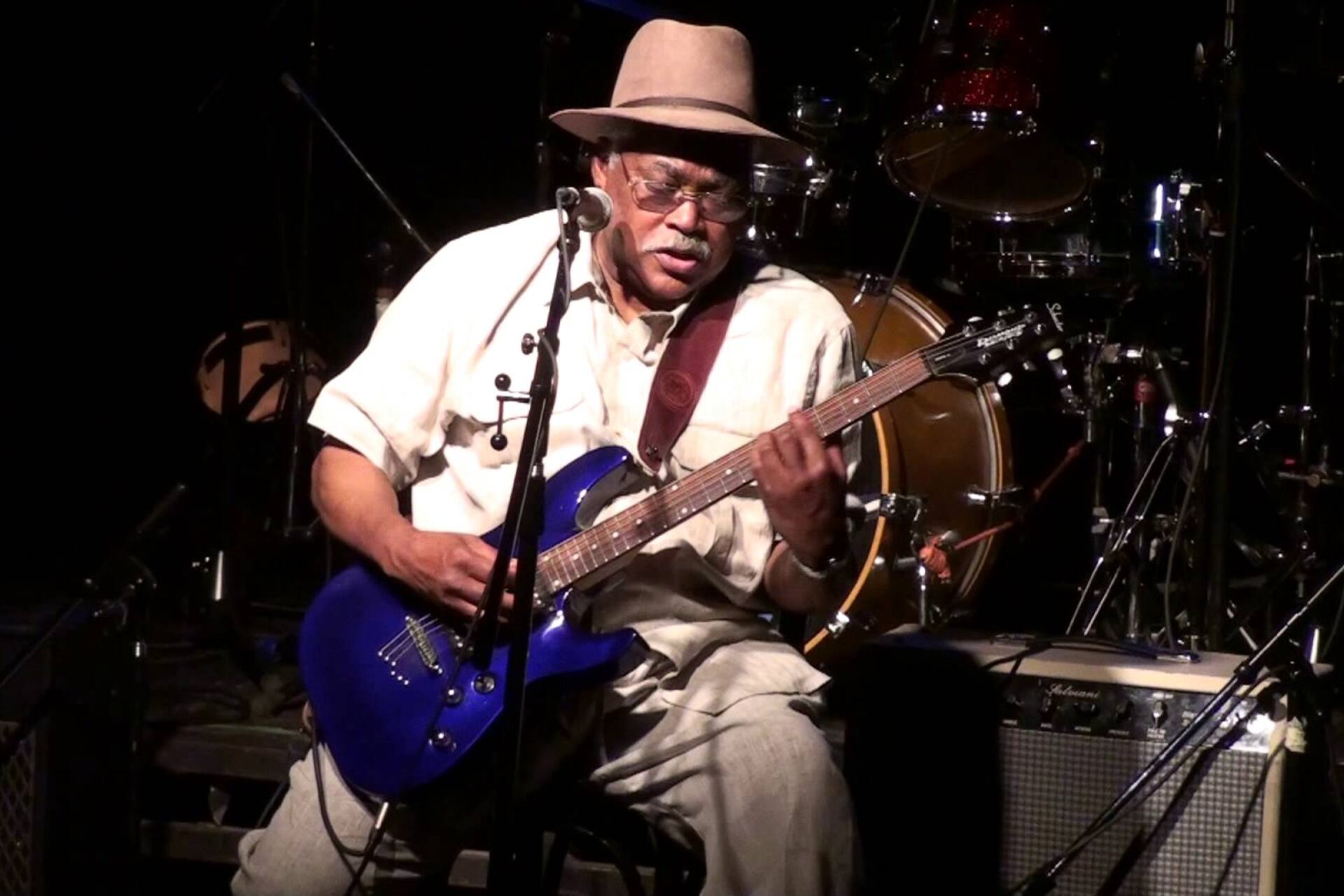 El cantante y guitarrista Jimmy Burns actuará esta noche, gratis, en Rosario.