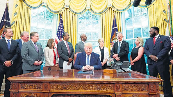 Trump en el Salón Oval, después de tuitear amenazas contra el régimen y la población iraní.