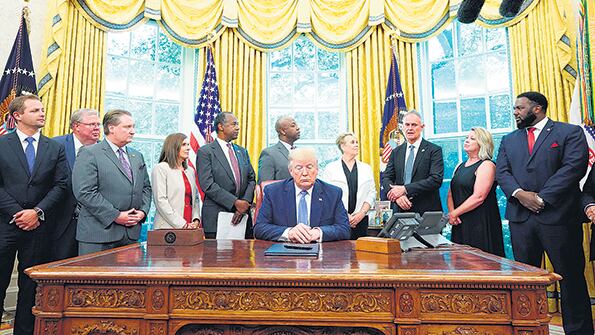 Trump en el Salón Oval, después de tuitear amenazas contra el régimen y la población iraní.