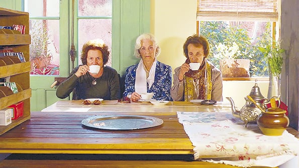 ¿No parecen acaso de ficción las tres vecinas que chismosean mientras toman el té?