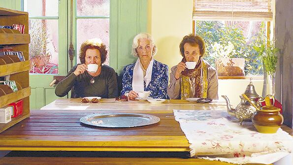 ¿No parecen acaso de ficción las tres vecinas que chismosean mientras toman el té?