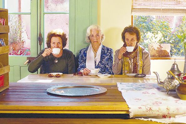 ¿No parecen acaso de ficción las tres vecinas que chismosean mientras toman el té?