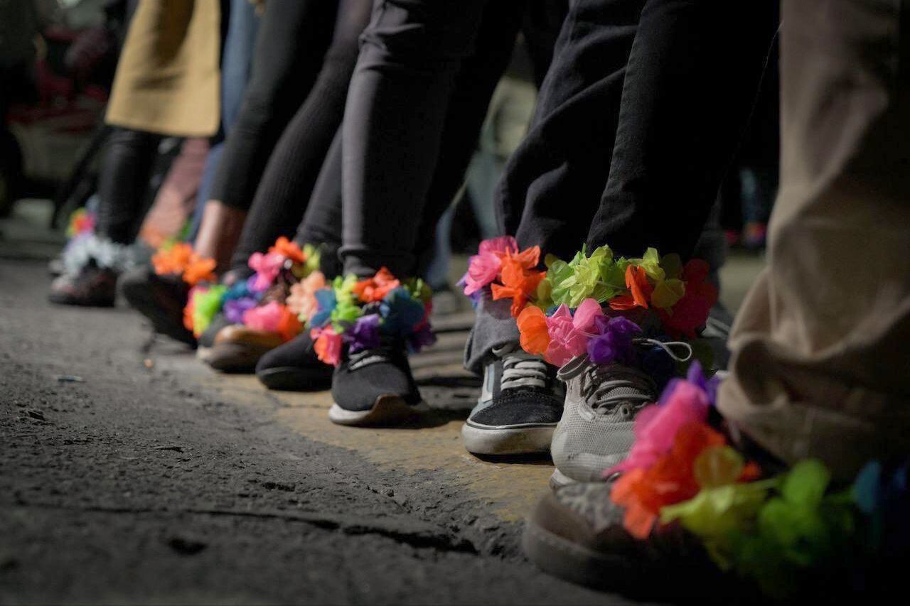Una intervención artística de mujeres que llevaban tobilleras hechas con flores.