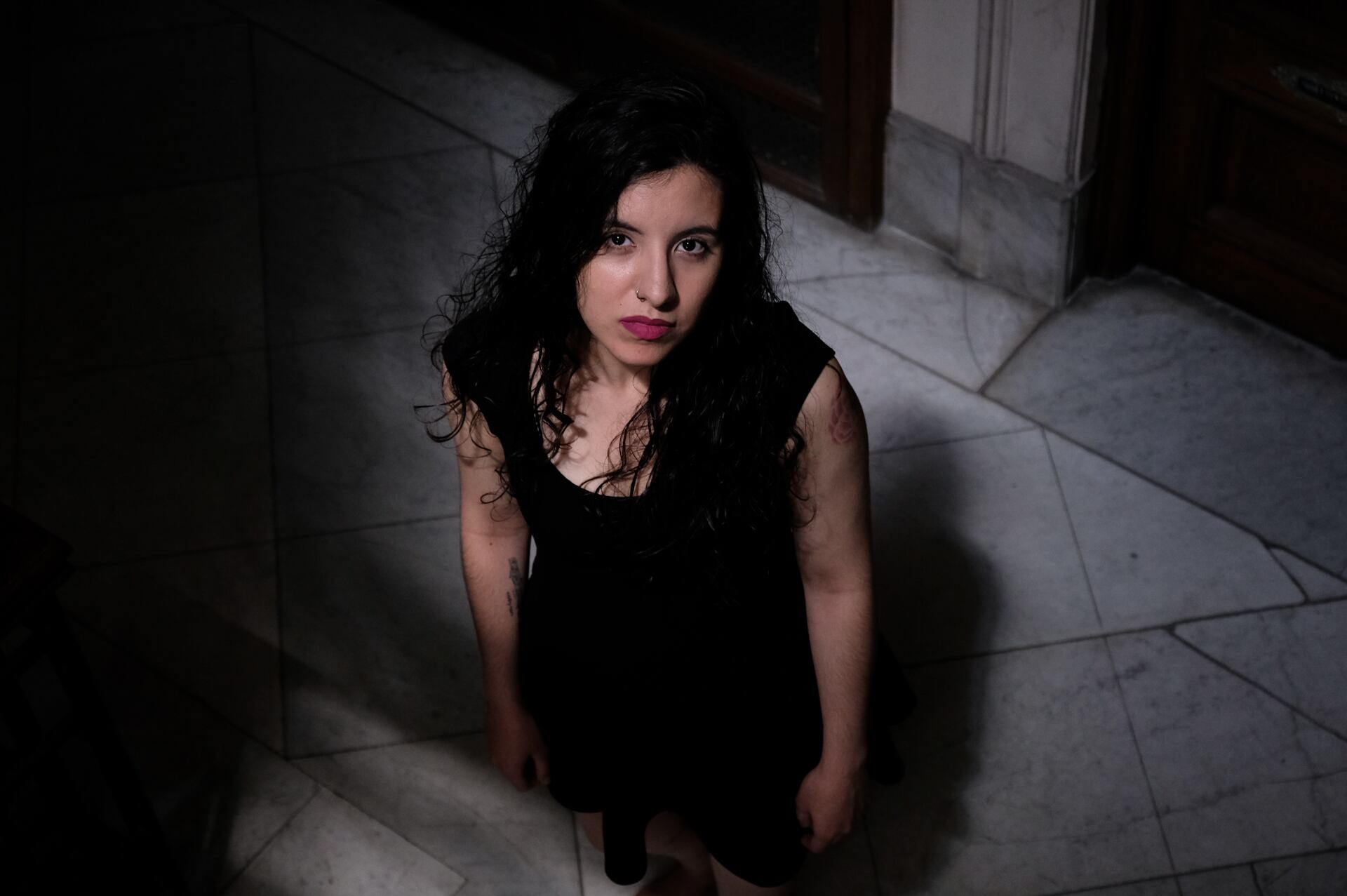 Con una poesía tanguera, data regional y sonidos de la actual música urbana, Naza indaga más allá de límites y parámetros.