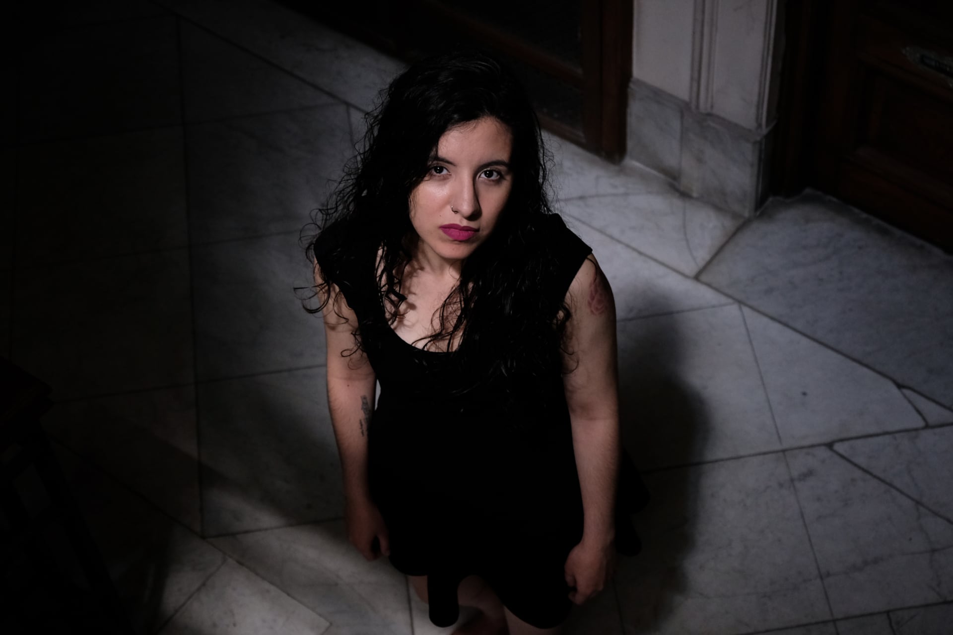 Con una poesía tanguera, data regional y sonidos de la actual música urbana, Naza indaga más allá de límites y parámetros.