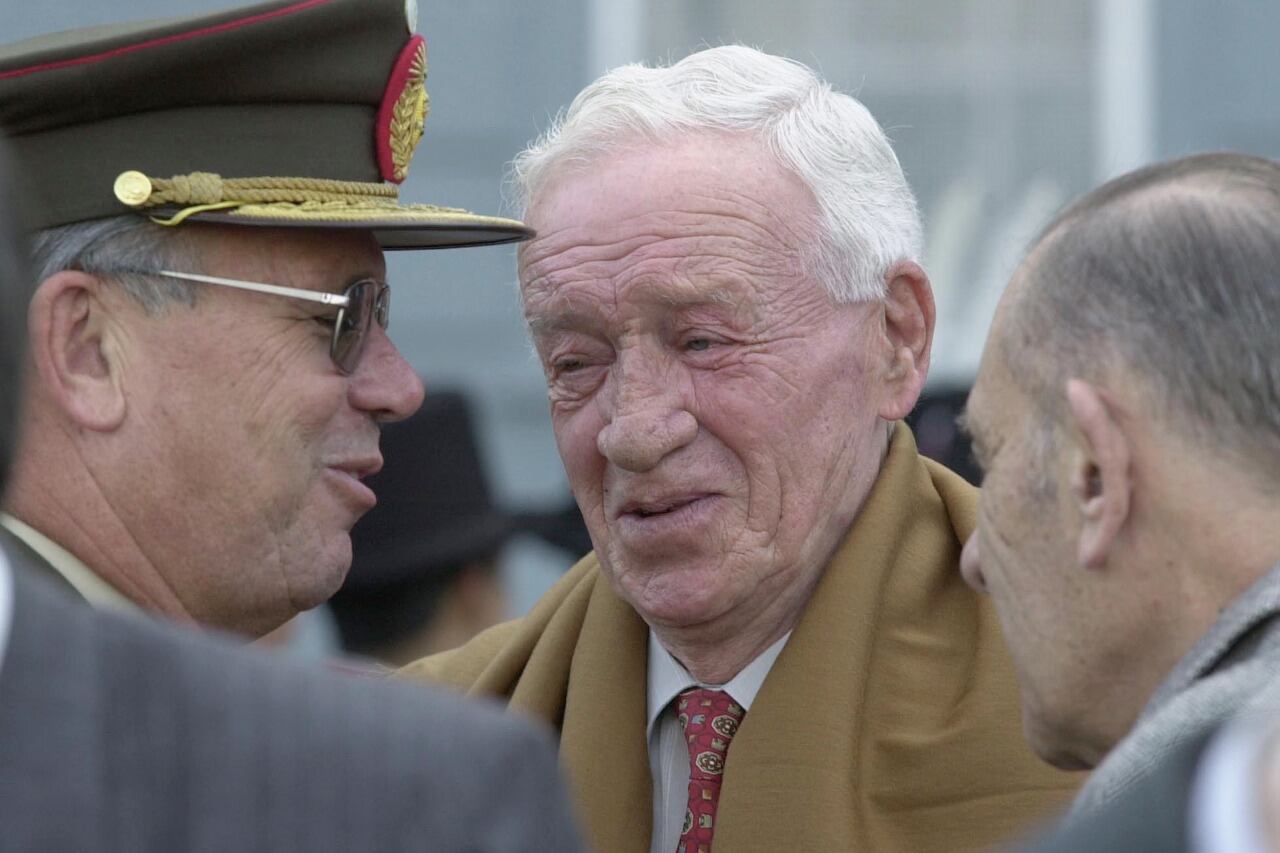 En 2003 muere Leopoldo Fortunato Galtieri, pieza clave del Estado terrorista.  Llevó al país a su única guerra en el siglo XX, al ordenar el desembarco en las islas Malvinas.