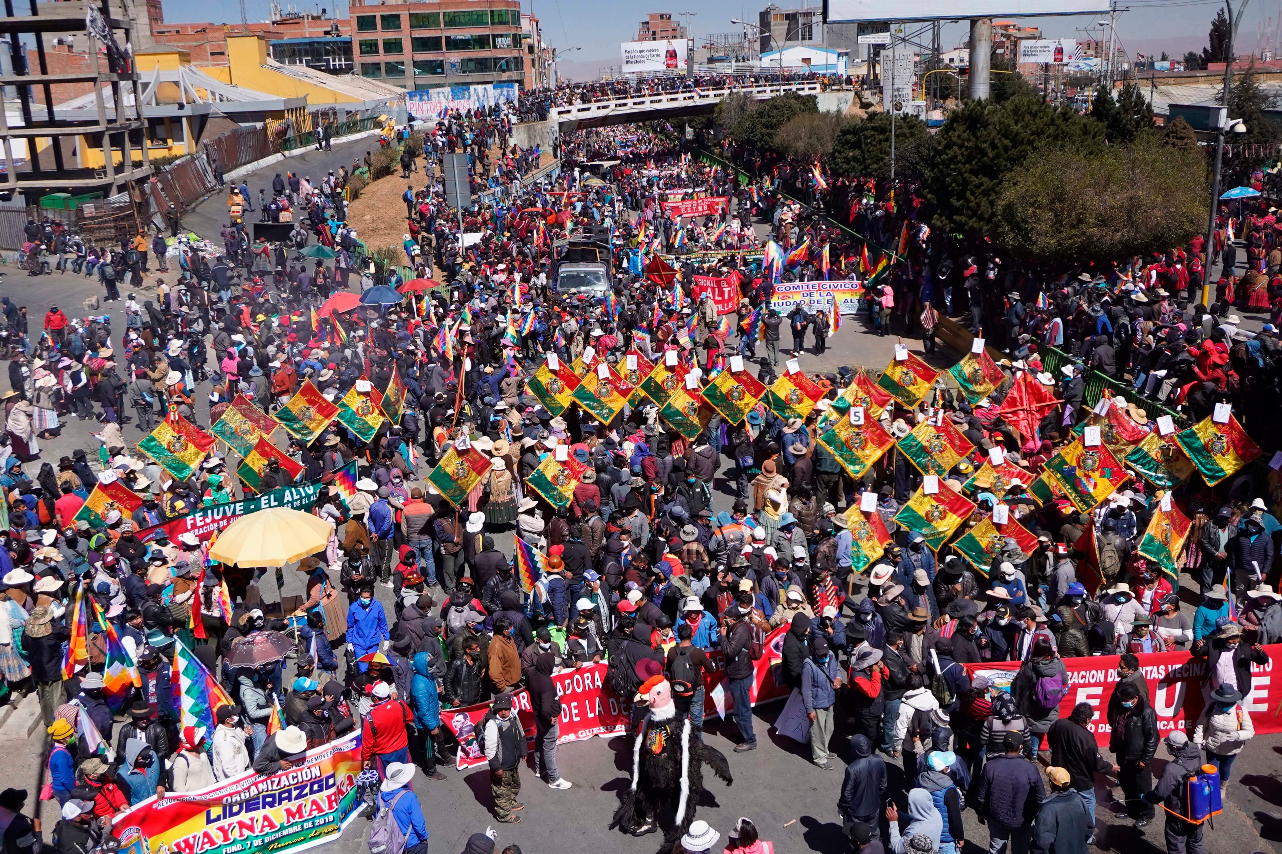 Miles de Bolivianos marchan desde El Alto camino a La Paz paa protestar frente al TSE.