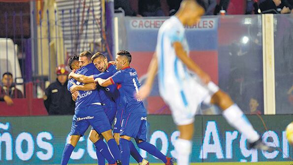 El festejo de Tigre, abrazándose al triunfo frente al campeón y a una racha ganadora que no se detiene.