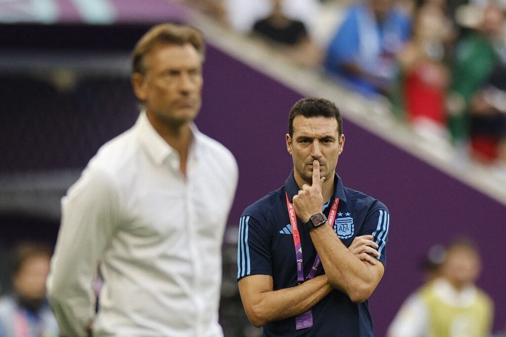 El francés Hervé Renard le ganó el duelo de estrategas a Lionel Scaloni