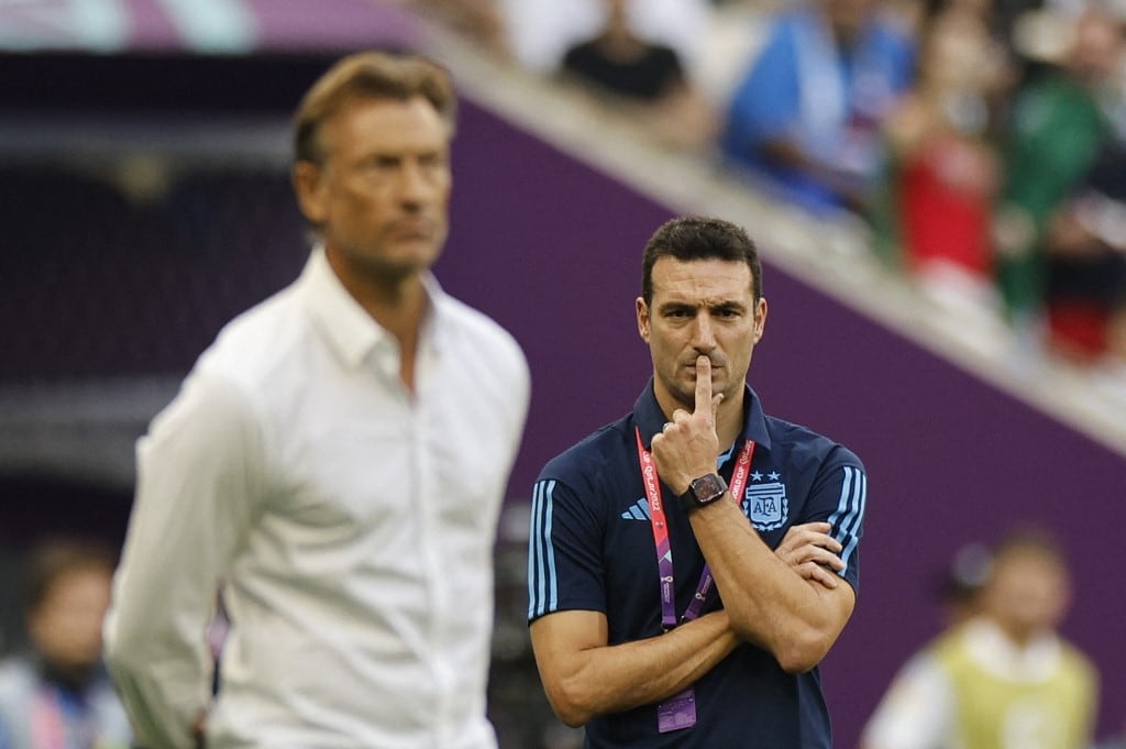 El francés Hervé Renard le ganó el duelo de estrategas a Lionel Scaloni