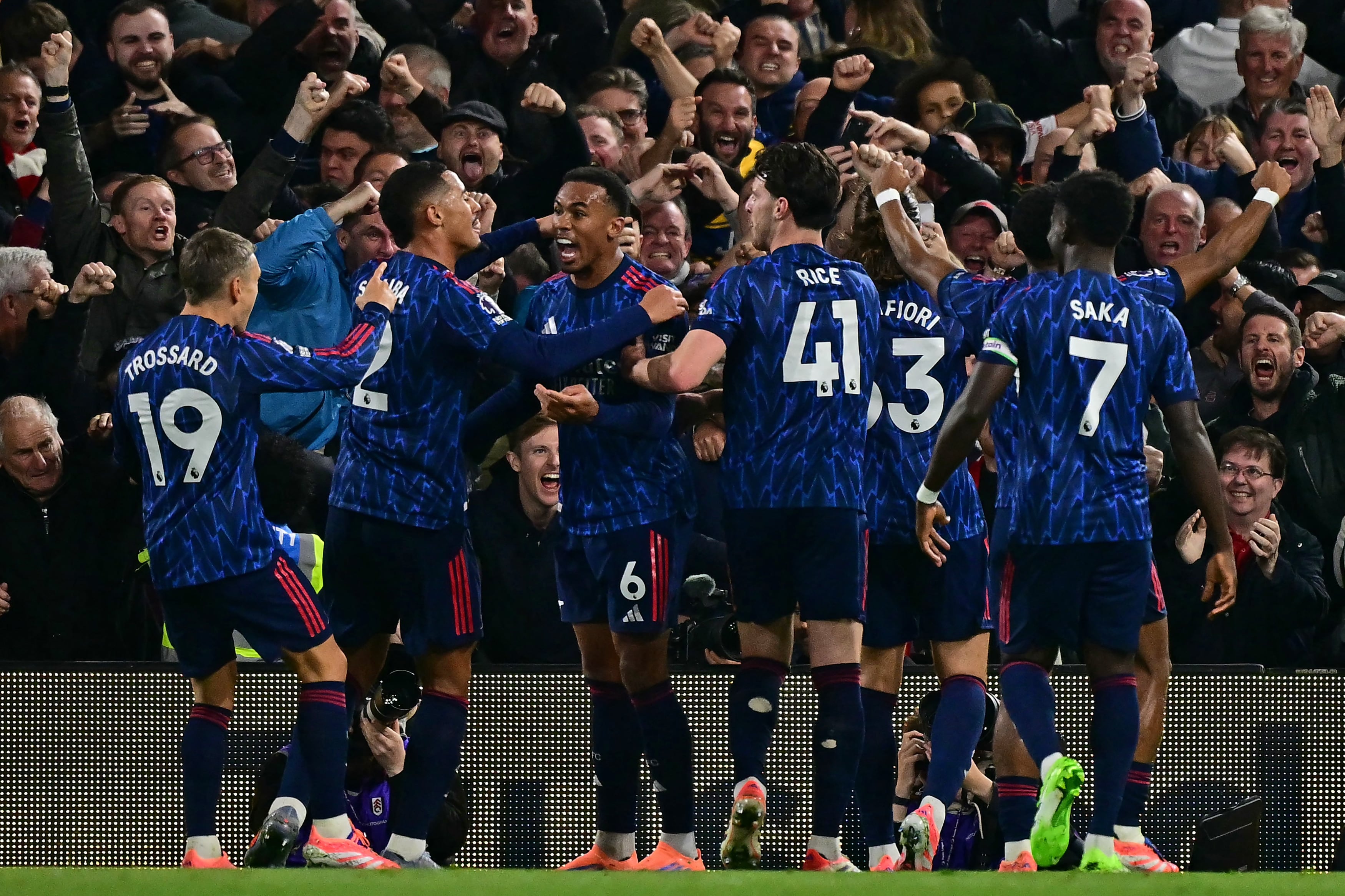 El Arsenal festeja un gol que vale la punta de la Premier