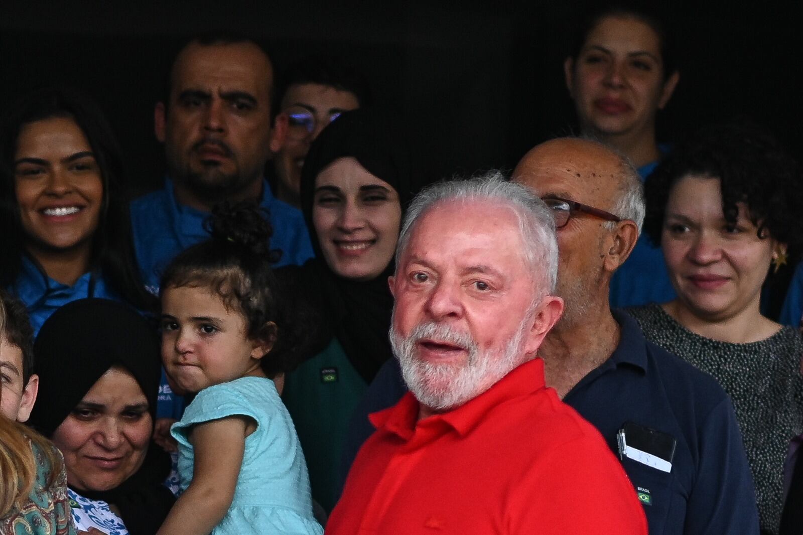 Lula posa con refugiados de la Franja de Gaza durante un almuerzo en Brasilia.