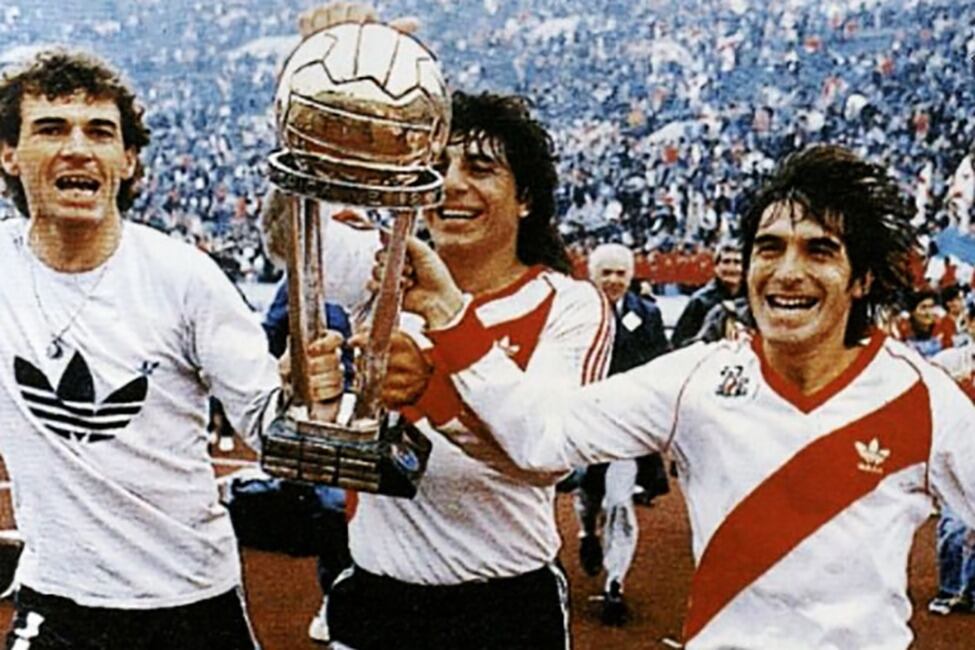 Nery Pumpido, el Búfalo Funes y Roque Alfaro llevan la Copa en la vuelta olímpica