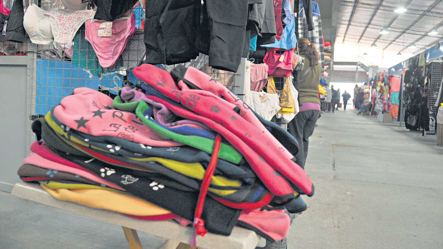 El desolado galpón de la calle La Rioja al 70, uno de los lugares adonde fueron ubicados los vendedores tras el desalojo.