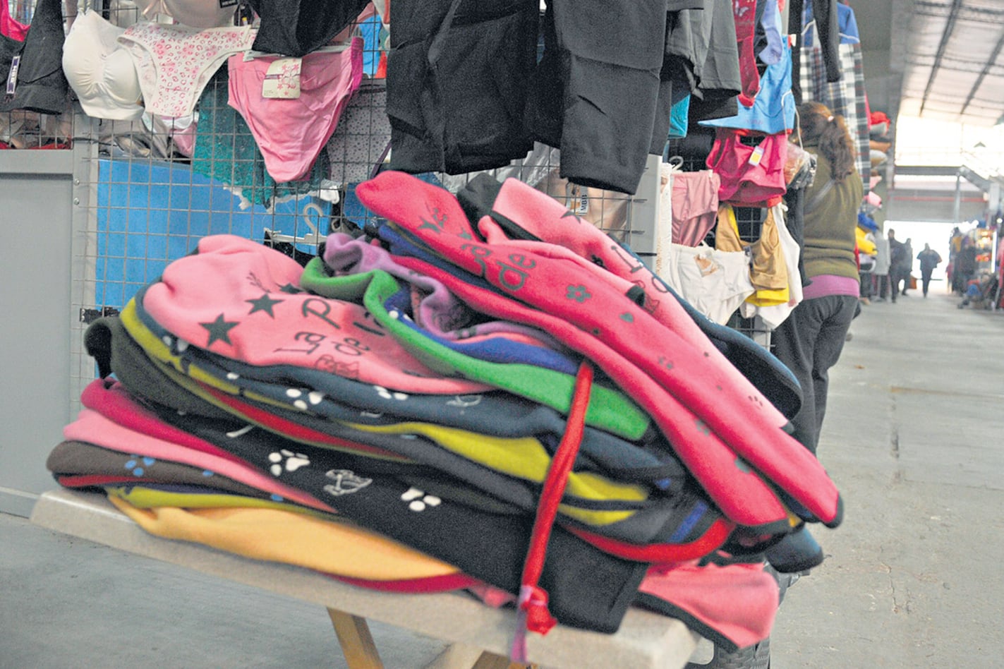 El desolado galpón de la calle La Rioja al 70, uno de los lugares adonde fueron ubicados los vendedores tras el desalojo.