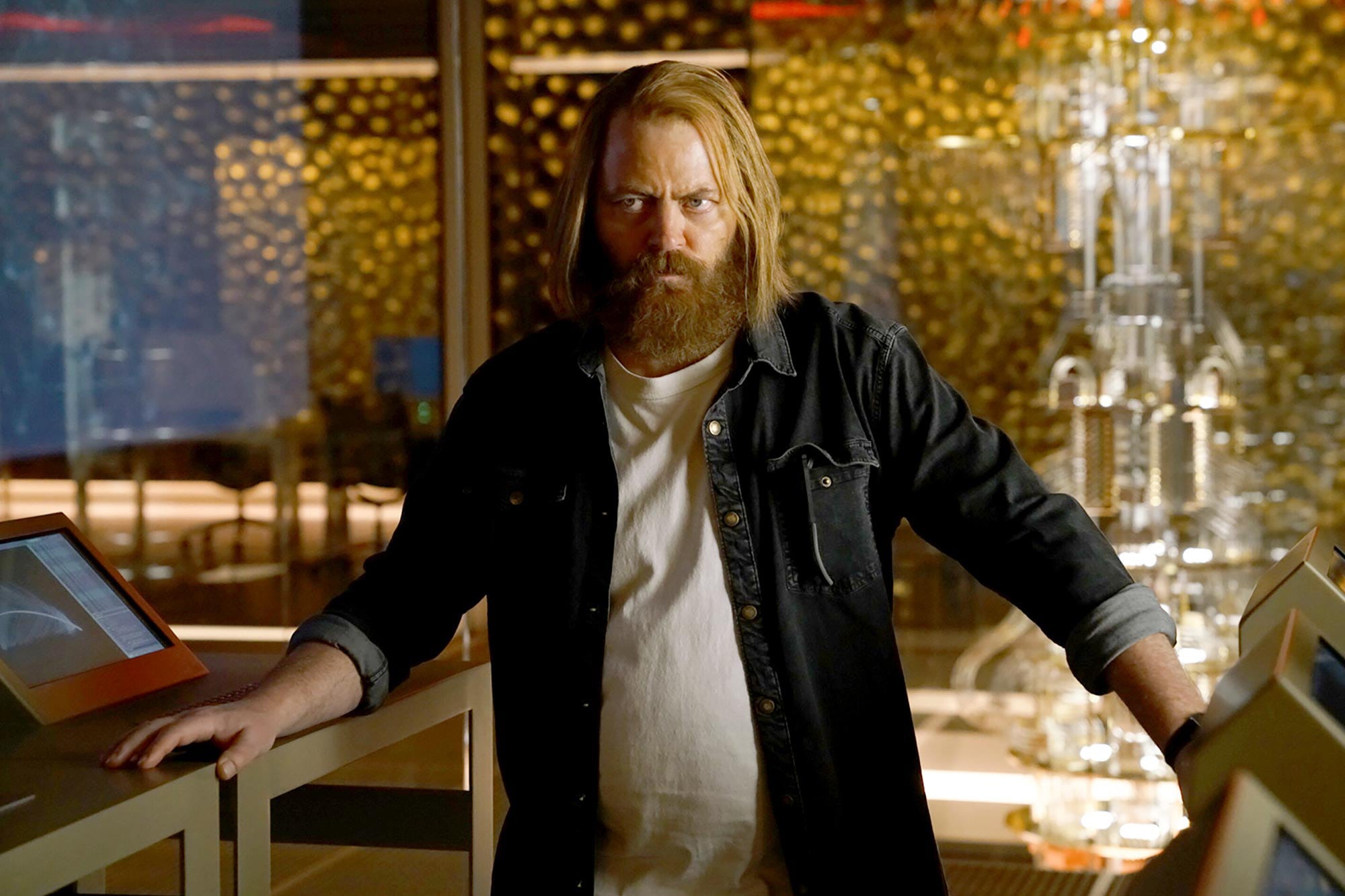 Nick Offerman como Forest, el ambiguo gurú tecnológico de "Devs" en Star+.