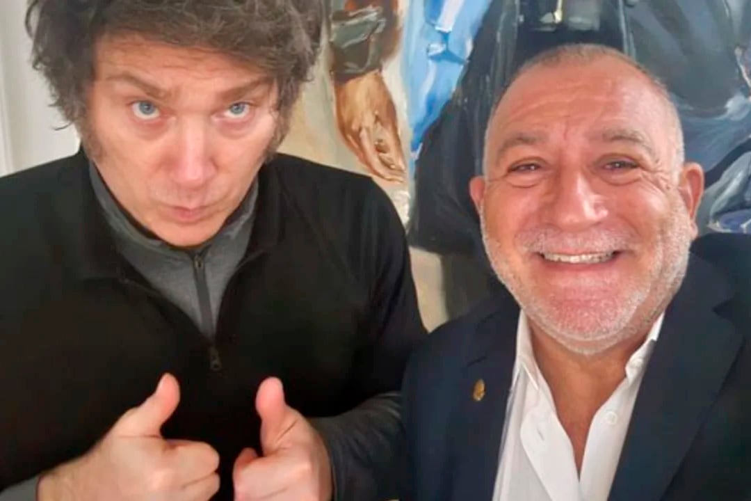 Luis Juez subió a redes sociales una selfie junto a Javier Milei en la residencia presidencial.