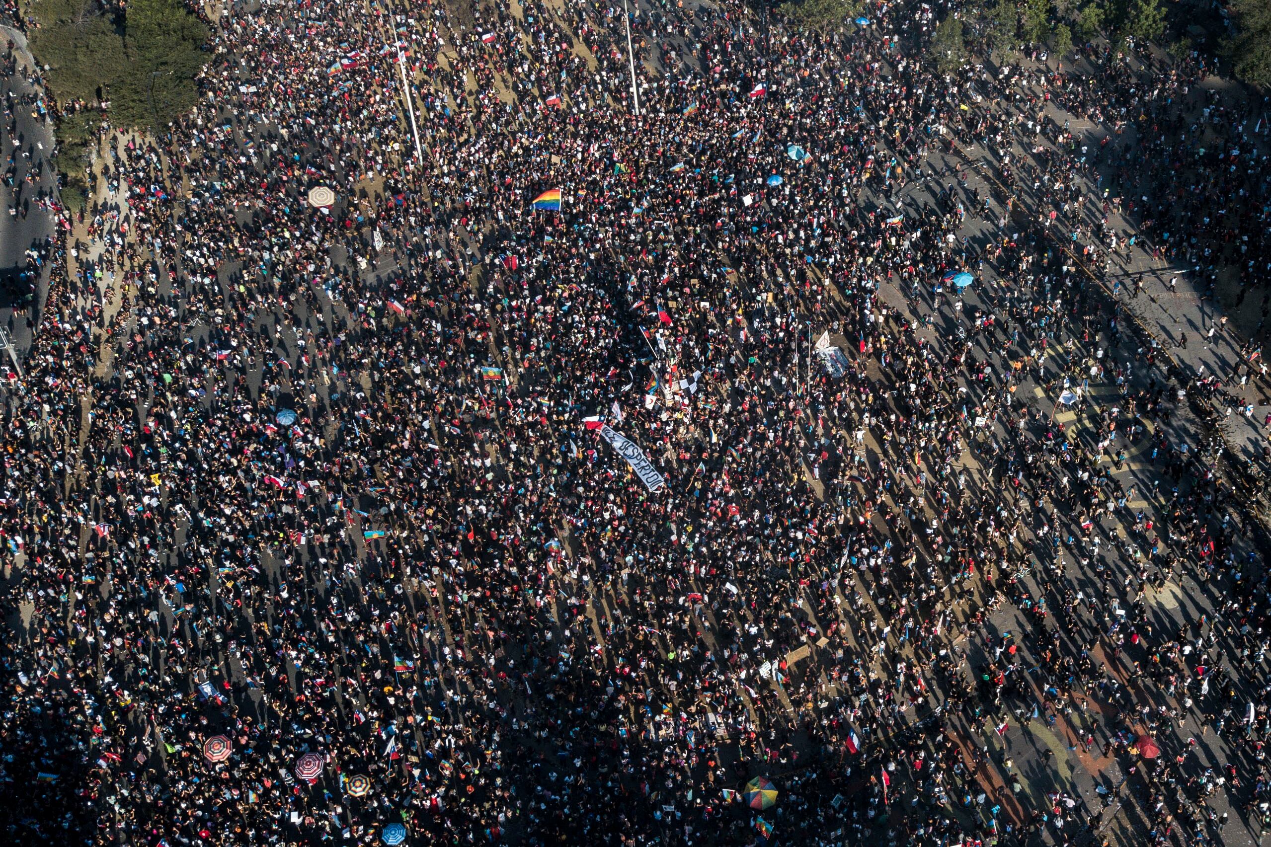 Imágen de la masiva marcha que ayer copó el centro de Santiago.