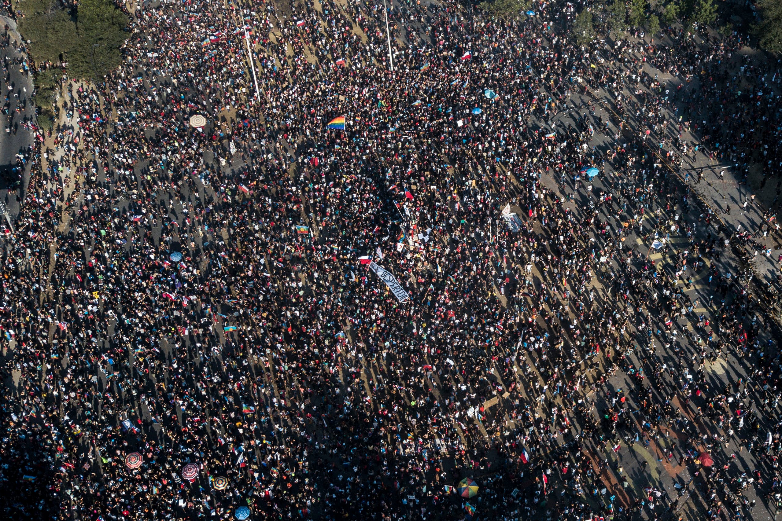 Imágen de la masiva marcha que ayer copó el centro de Santiago.