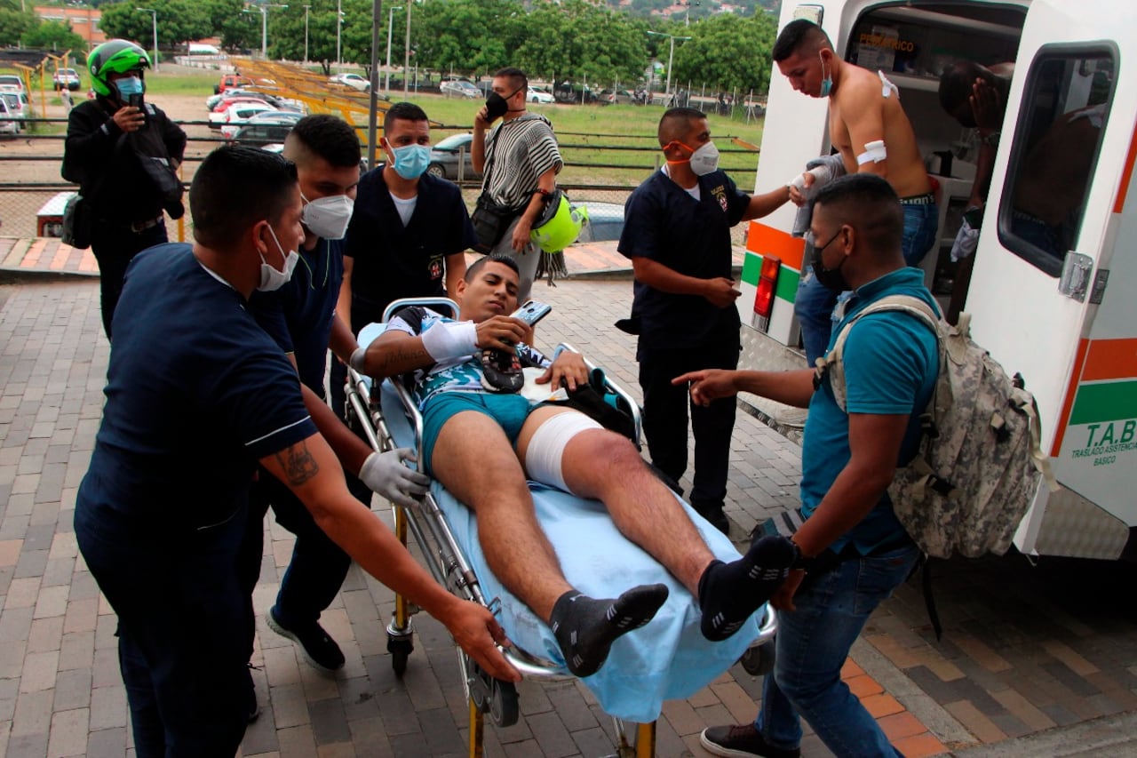 Trabajadores sanitarios trasladan este martes a varios soldados heridos a la Clínica Medical Duarte, tras la explosión de un coche bomba en Cúcuta (Colombia).