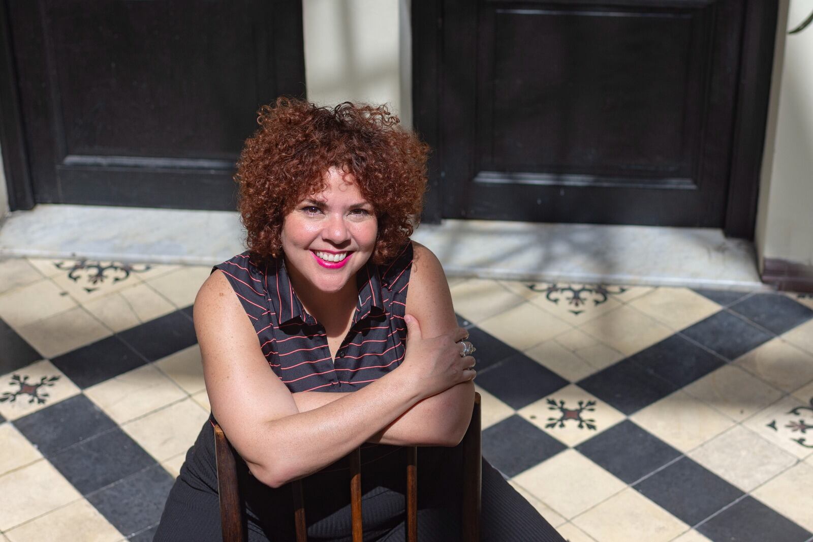 Ampuero nació en Guayaquil y vivió en Madrid y un año en la Argentina. 