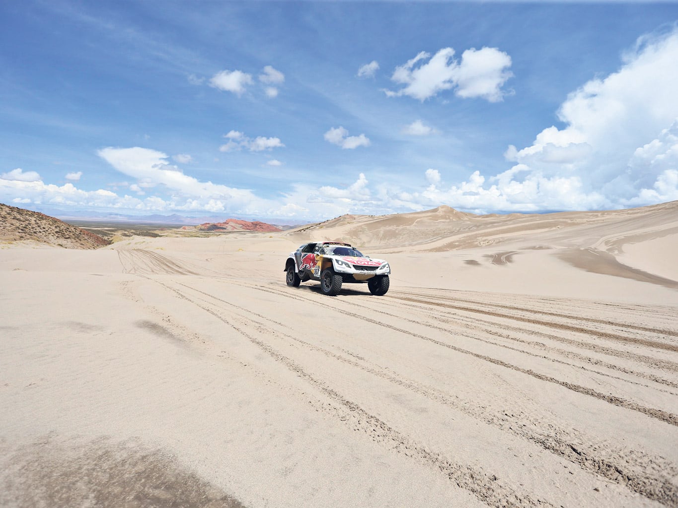 Cyril Despres hace camino con su Peugeot.  El multicampeón en motos lidera el Dakar.