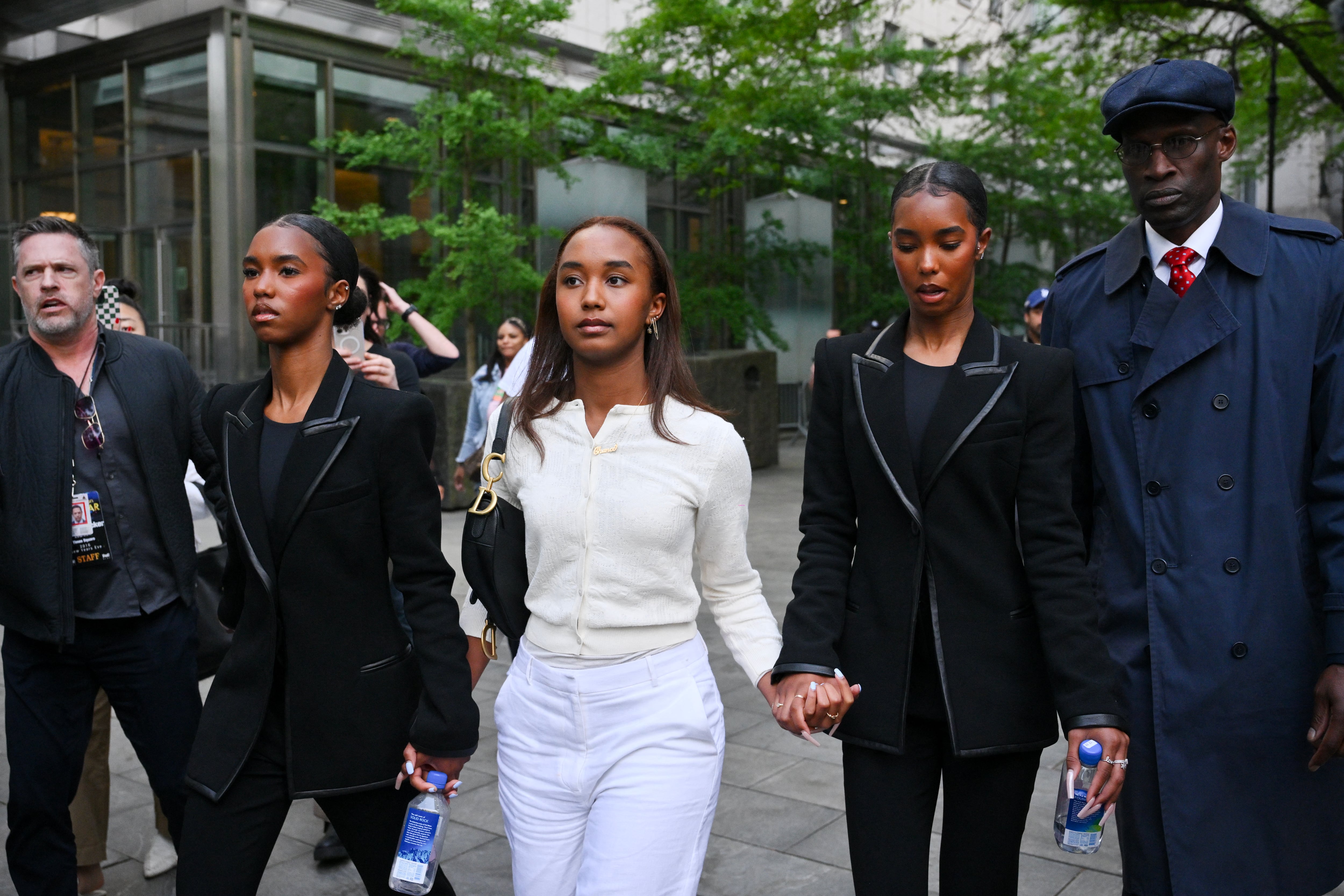 Las hijas gemelas de Sean Combs, al entrar a los tribunales de Nueva York.
