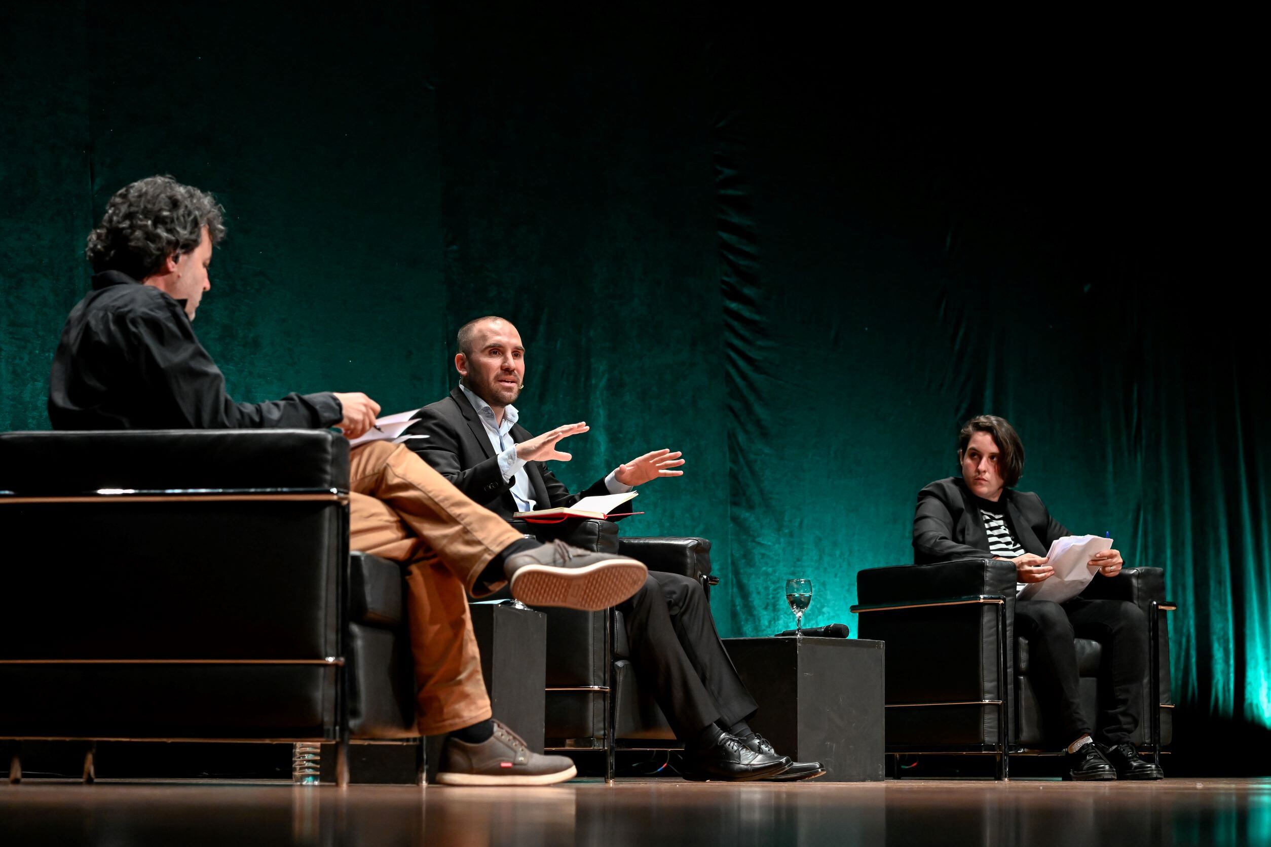 De izquierda a derecha: Mario Santucho, el ministro de economía Martín Guzmán y Luci Cavallero.