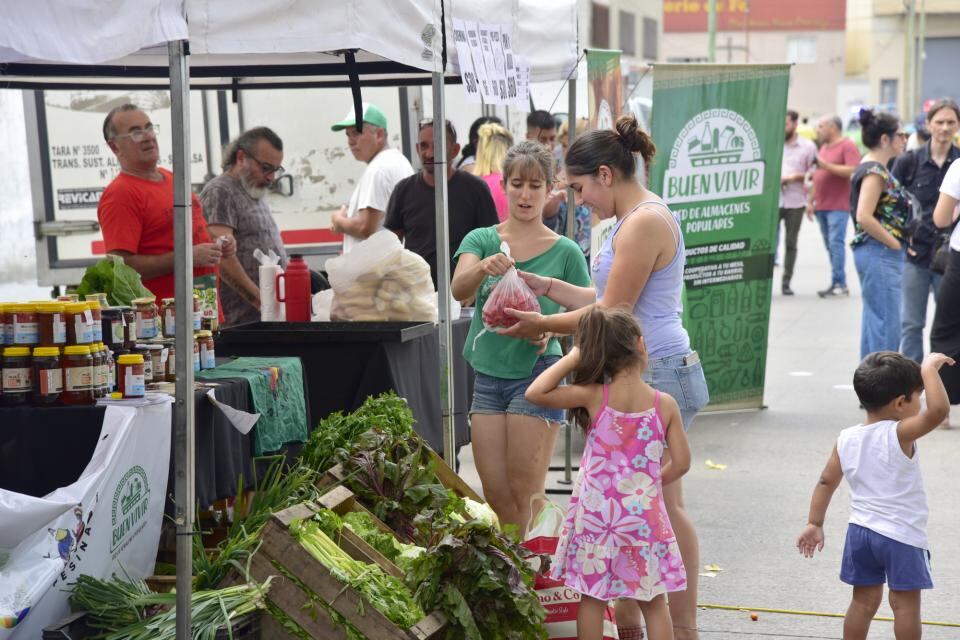 El gobierno convocó a los trabajadores de la economía popular a sumarse al Plan Federal de Ferias, que busca enlazar el consumo de los barrios a la producción popular de alimentos.
