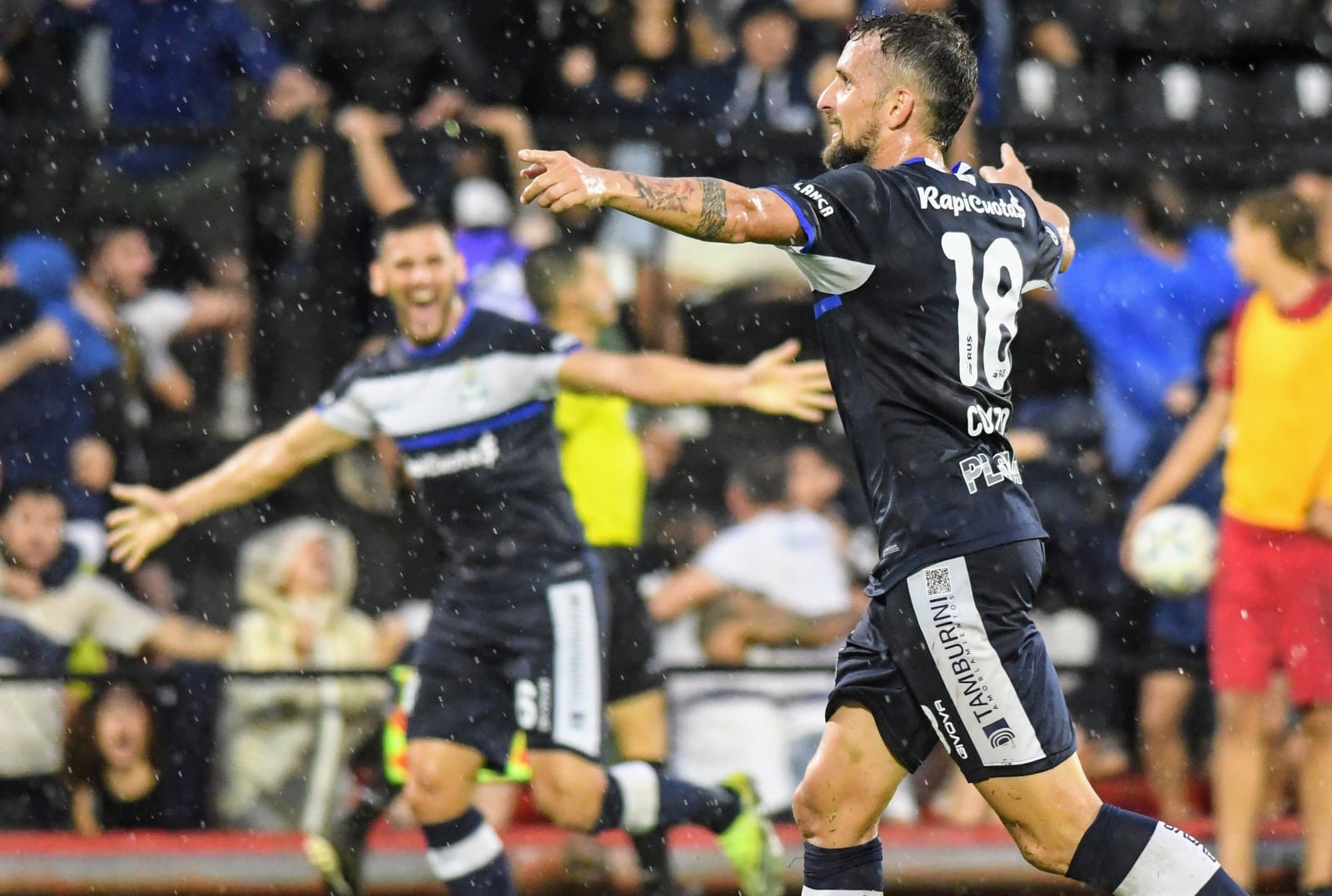 Colazo, lesionado, celebra el gol de la salvación de Gimnasia