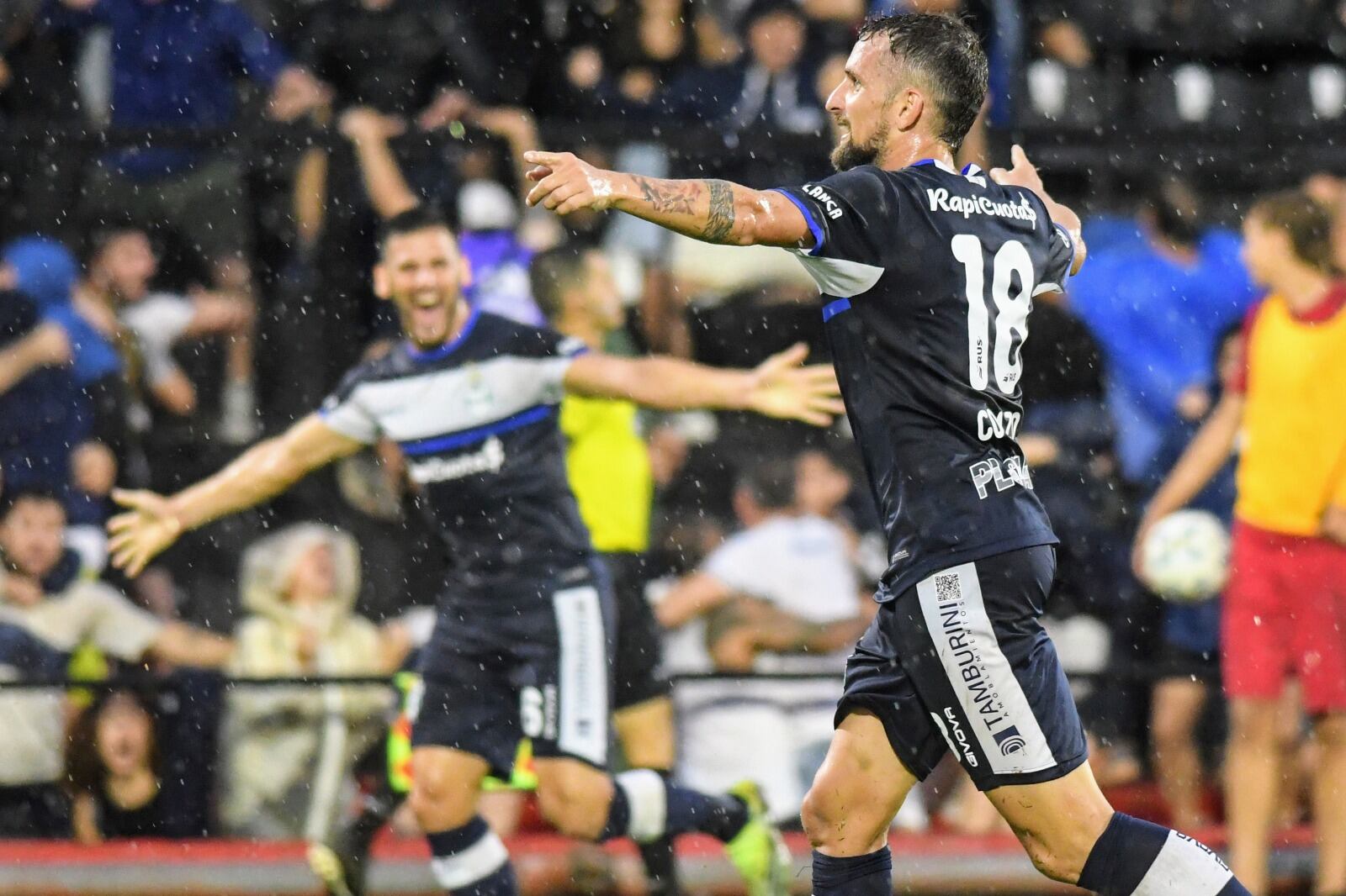 Colazo, lesionado, celebra el gol de la salvación de Gimnasia