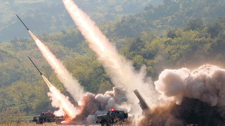 Imagen de la agencia de noticias norcoreana mostrando el lanzamiento de misiles en el oeste del país.