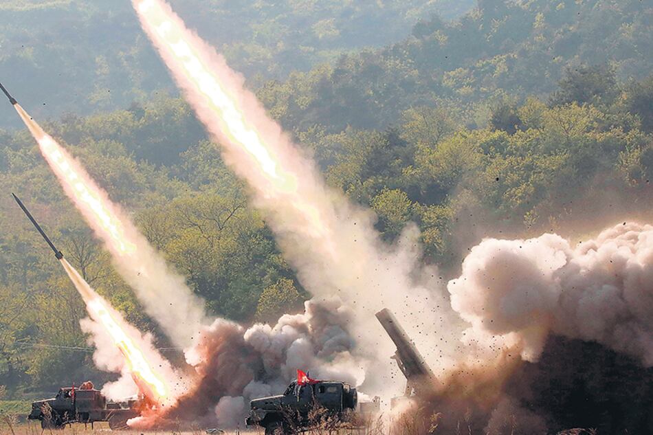 Imagen de la agencia de noticias norcoreana mostrando el lanzamiento de misiles en el oeste del país.