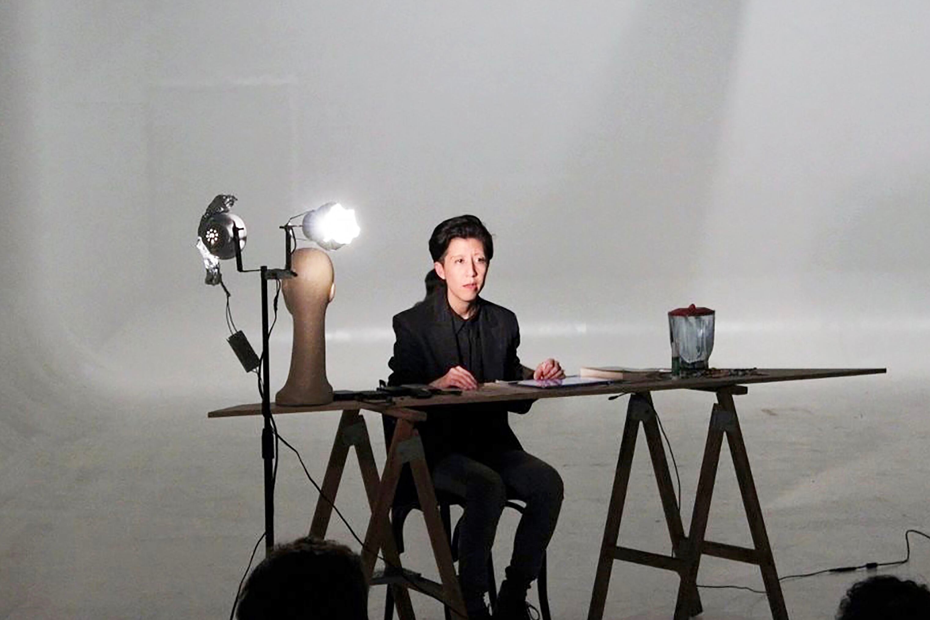 Lectura-performance de Nancy Rojas. Abajo: Otro momento de la lectura-performance de Nancy Rojas.