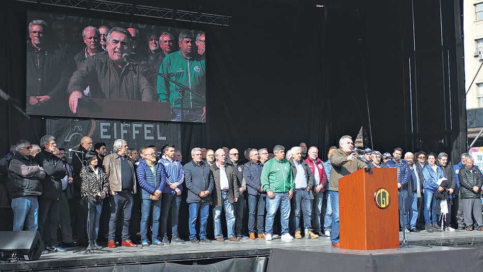 Junto a los gremialistas que acompañaron a Schmid en el palco estuvieron también los dirigentes sociales que asistieron a la marcha.