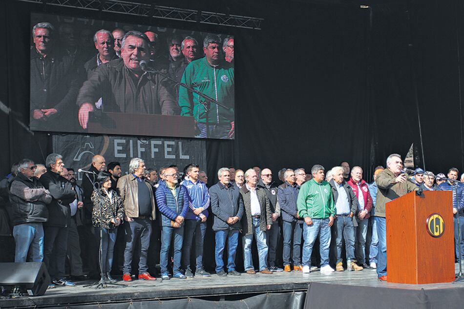 Junto a los gremialistas que acompañaron a Schmid en el palco estuvieron también los dirigentes sociales que asistieron a la marcha.