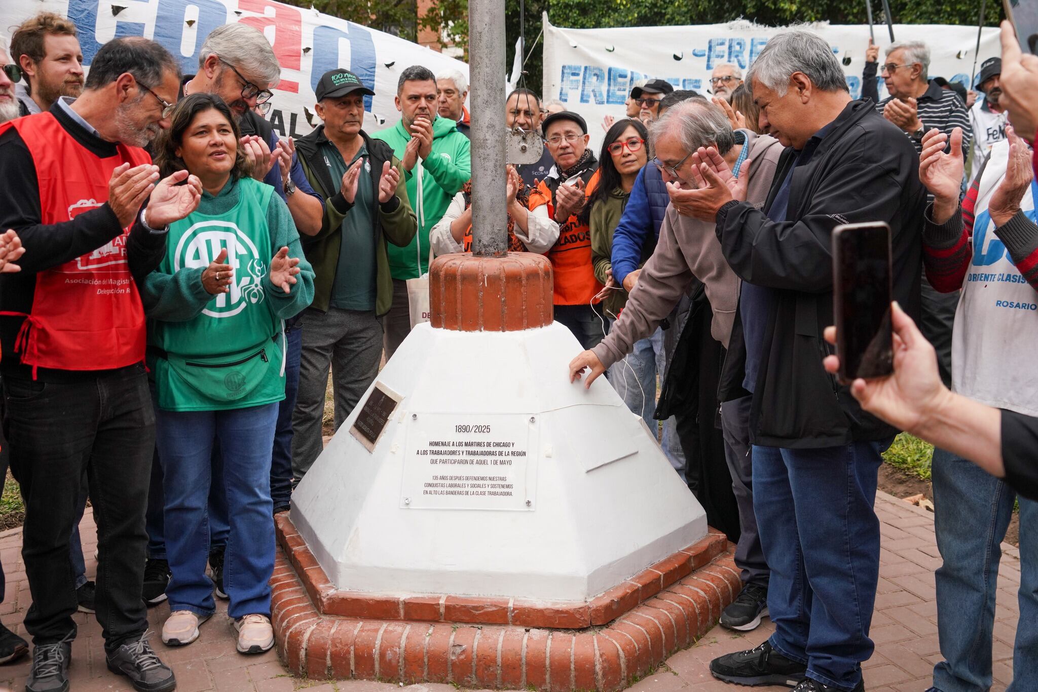 En el acto se descubrió una placa conmemorativa. 
