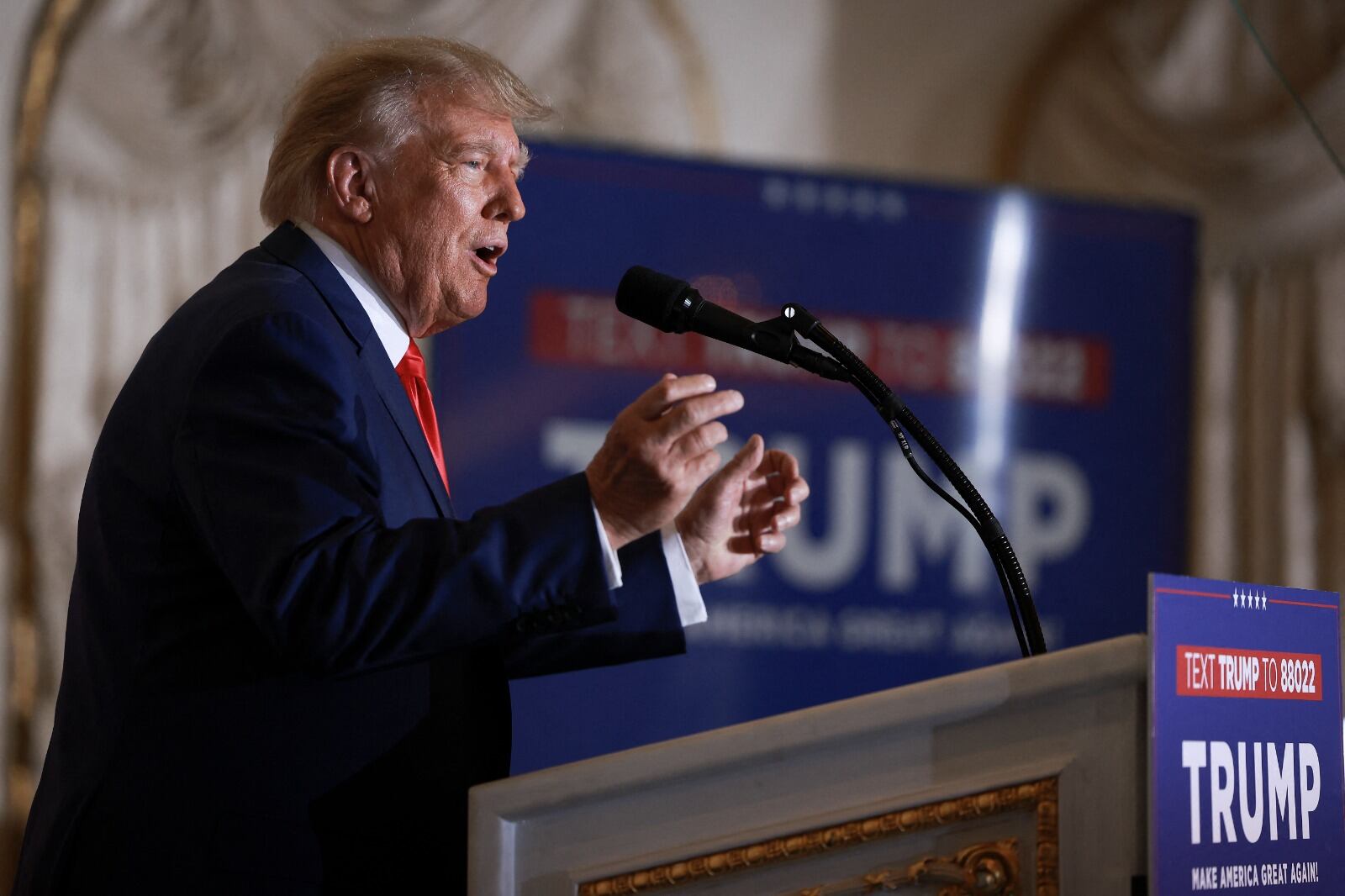 Trump se defiende de la imputación estemartes en Mar-a-Lago.