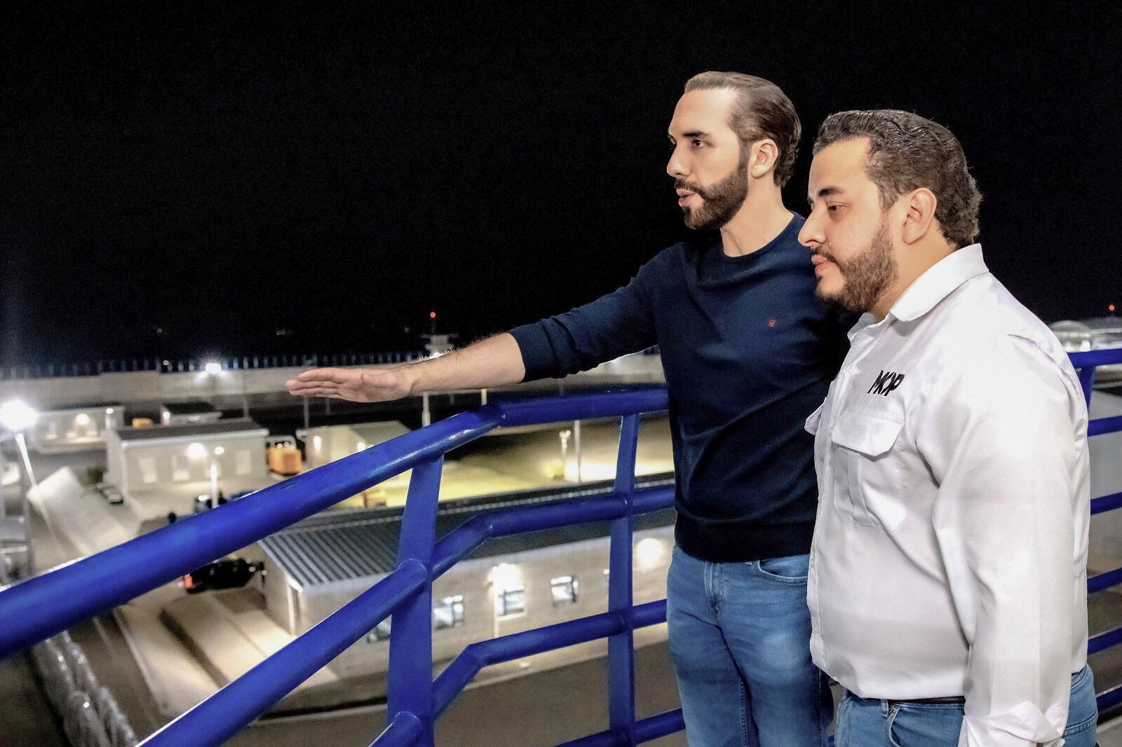 Bukele (izq.) inaugura el llamado Centro de Confinamiento del Terrorismo en San Vicente, El Salvador.