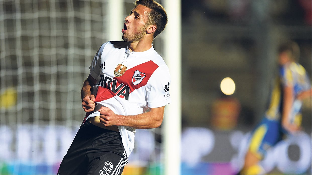 El uruguayo Saracchi grita su gol, el primero desde que el lateral está en River.