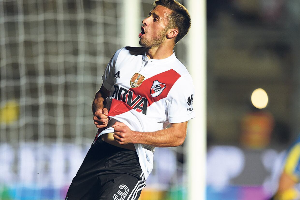 El uruguayo Saracchi grita su gol, el primero desde que el lateral está en River.