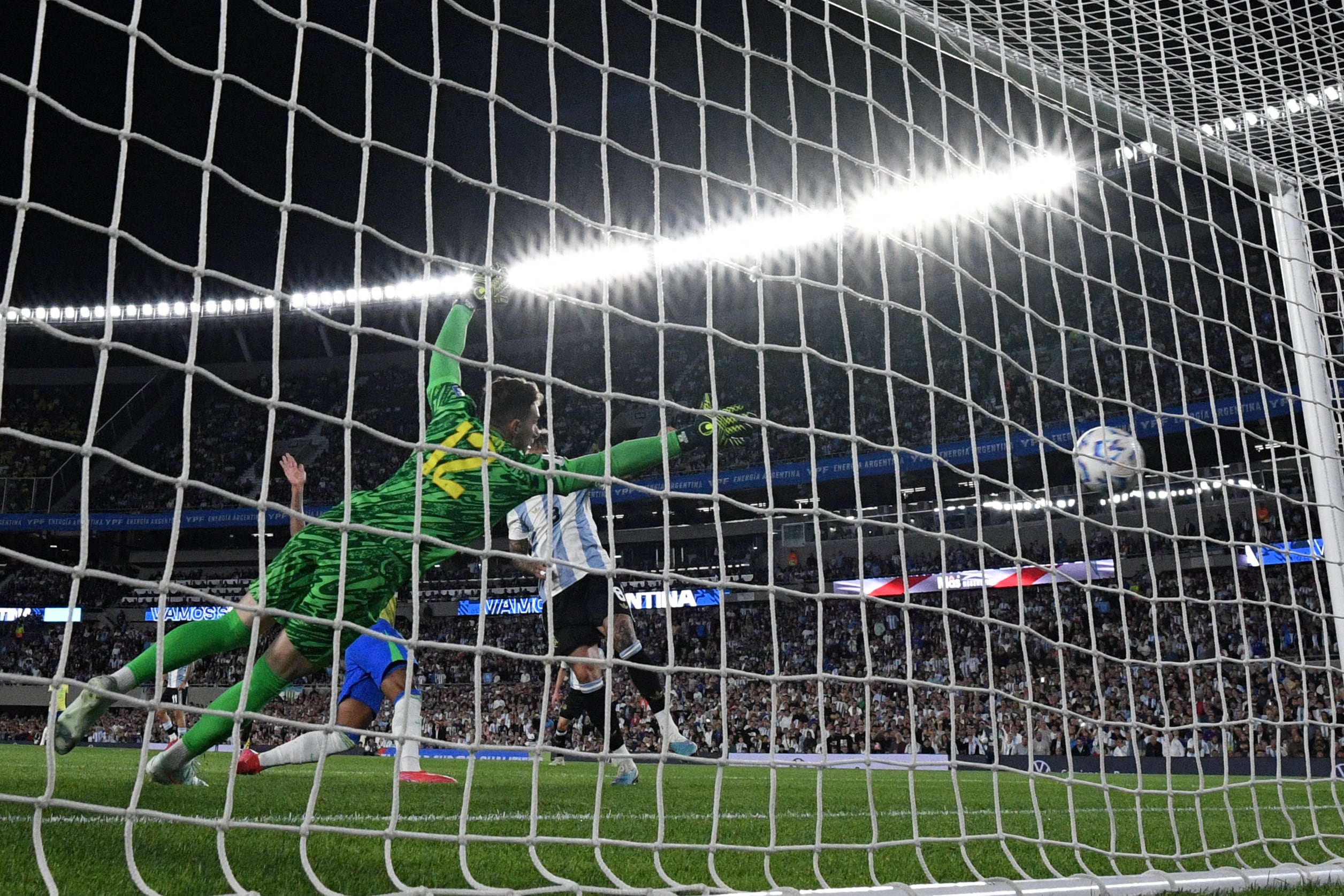 Enzo Fernández convierte el segundo gol de Argentina
