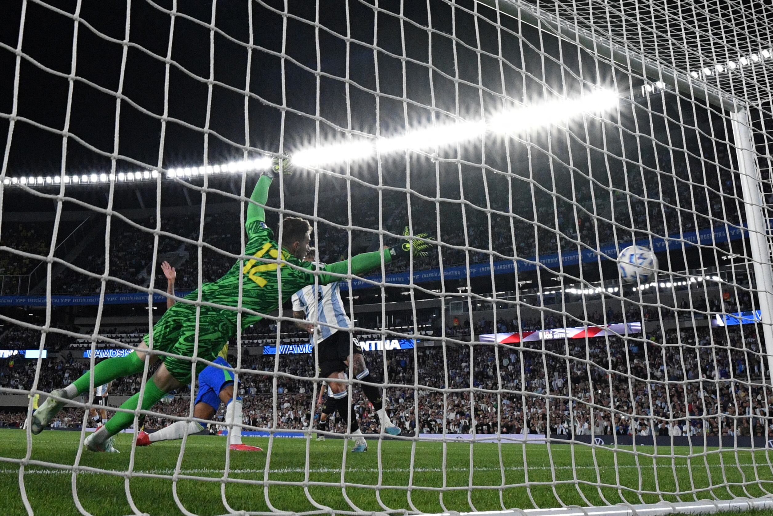 Enzo Fernández convierte el segundo gol de Argentina