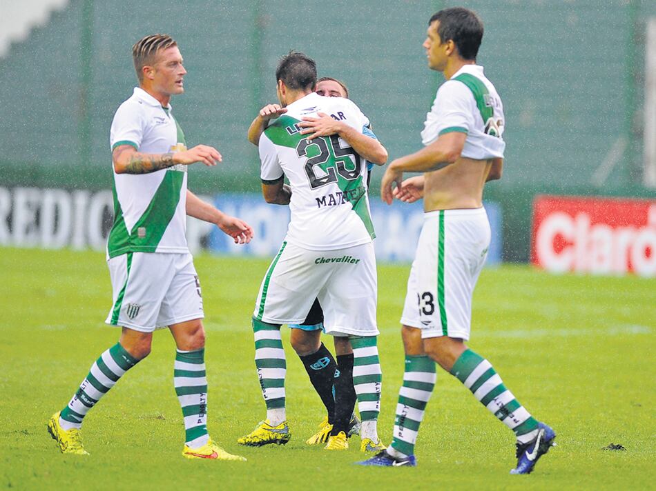 Abrazos de los jugadores de Banfield para festejar la vuelta a la victoria.