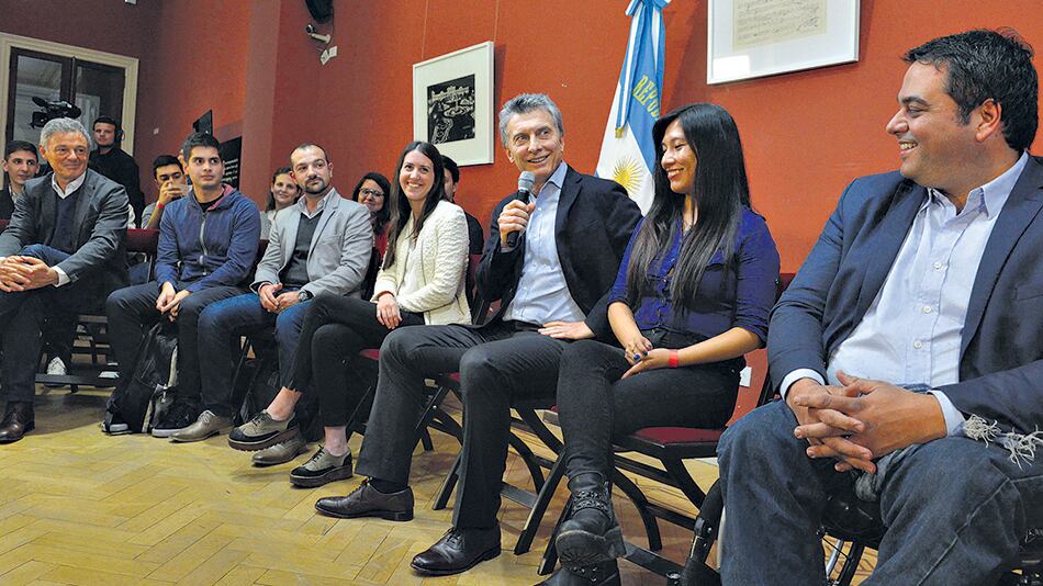 La foto con los jóvenes que se sacó Macri para marcar un contraste con la marcha sindical.
