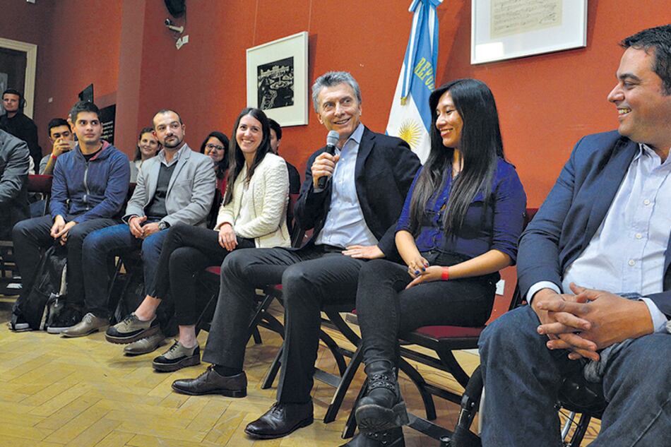 La foto con los jóvenes que se sacó Macri para marcar un contraste con la marcha sindical.