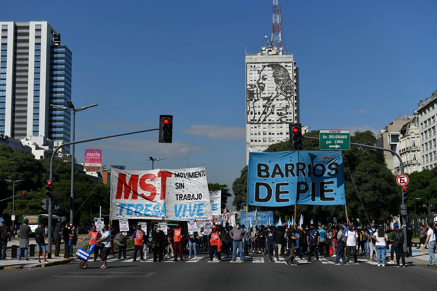 "Es necesario reemplazar las respuestas parciales y transitorias por una política social que garantice derechos desde el nacimiento hasta el fin de la vida", proponen Silvana Festinese y Flavio Gaitán.