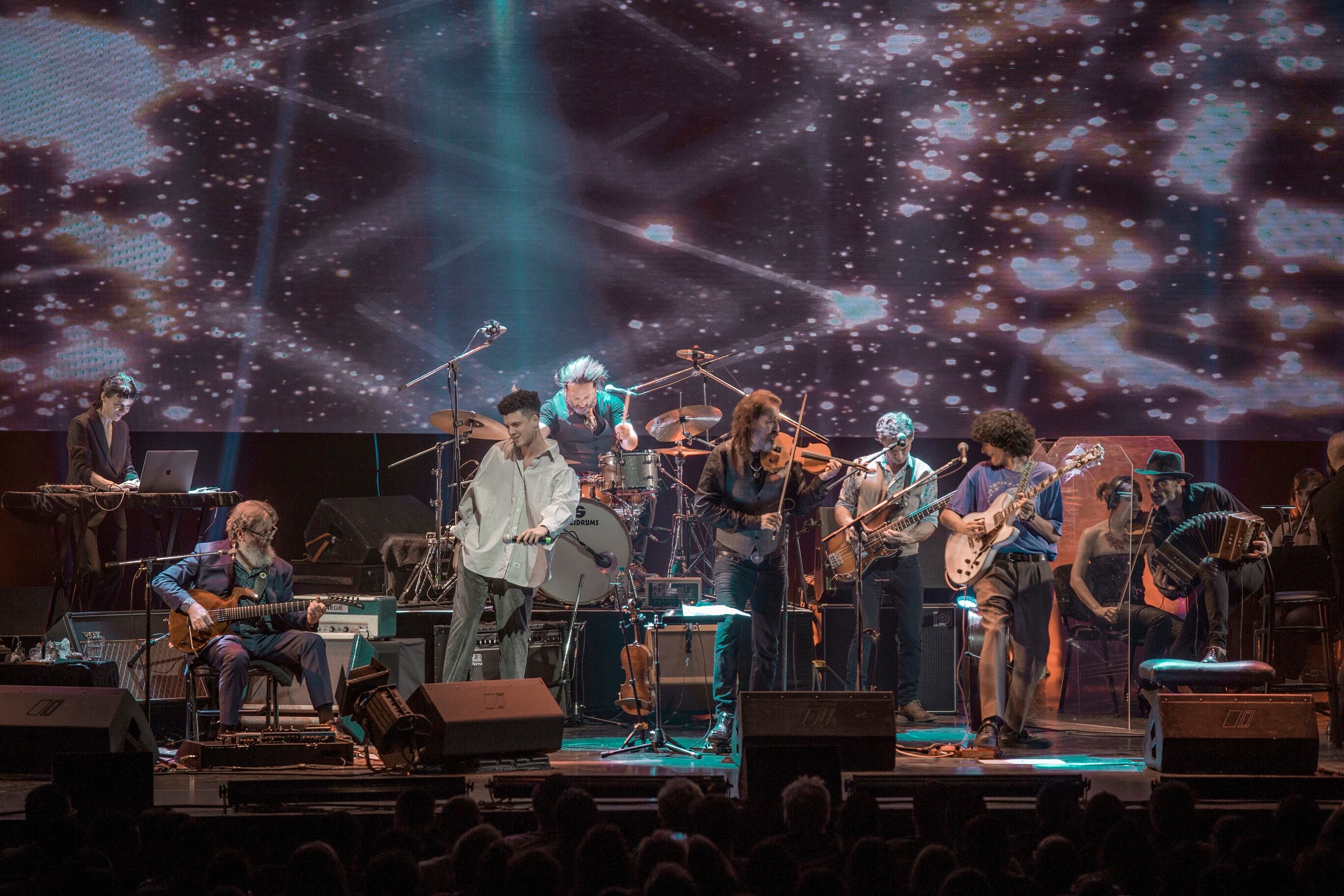 Bajofondo unió en el escenario diversas puntas de su historia. 