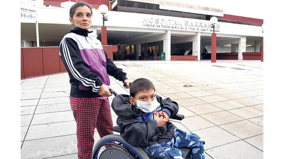 Natalia Ossio, con su hijo Mateo, reclama el pago de la ayuda social.